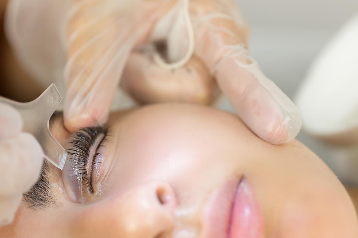 Wimpernlifting-behandlung-frau