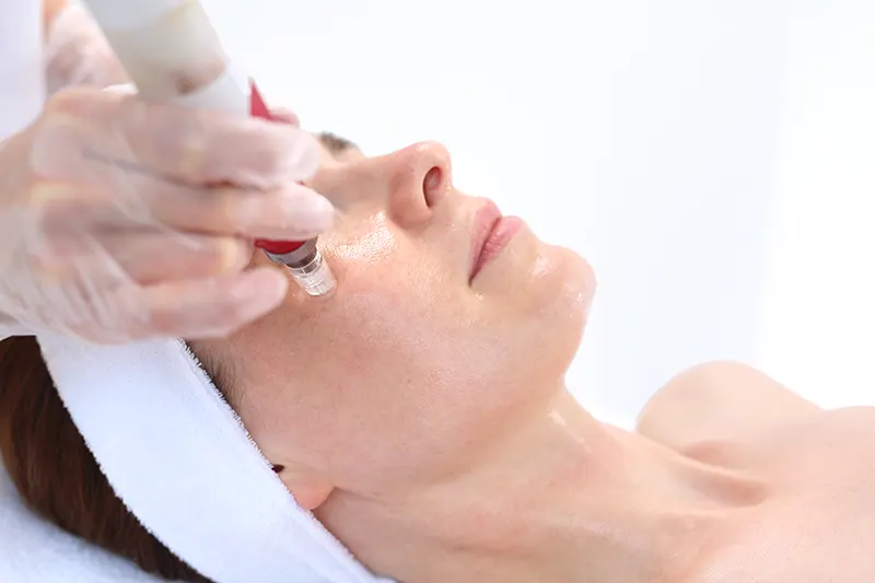 frau-kosmetikbehandlung-gesicht-metatherapie