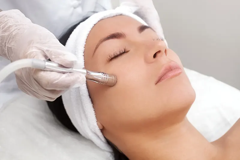 frau-geschlossenene-augen-mikrodermabrasion